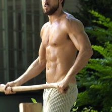 Ryan Reynolds inizia a mostrare turbe psichiche (e un fisico sexy) in una scena di The Amityville Horror