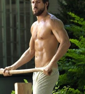 Ryan Reynolds inizia a mostrare turbe psichiche (e un fisico sexy) in una scena di The Amityville Horror