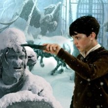 Skandar Keynes in una scena di The Chronicles of Narnia: The Lion, the Witch and the Wardrobe