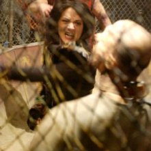 Asia Argento lotta con gli zombi in una scena di Land of the Dead