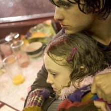 Dakota Fanning e Justin Chatwin in una scena de La guerra dei mondi