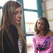 Federica Sbrenna e Giulia Elettra Gorietti in una scena de L'uomo spezzato