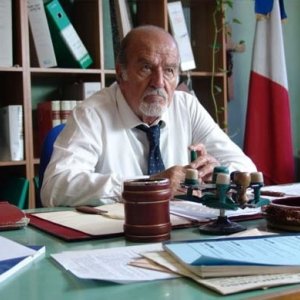 Ivo Garrani in una scena de L'uomo spezzato