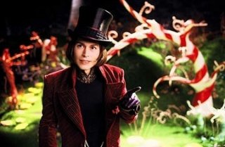 Johnny Depp in una scena de La fabbrica di cioccolato