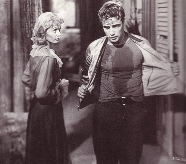 Marlon Brando e Vivien Leigh in una scena di Un tram che si chiama Desiderio