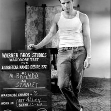 Marlon Brando prova i costumi per Un tram che si chiama desiderio