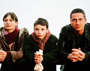 Emily Mortimer, Jack McElhone e Gerard Butler in Dear Frankie