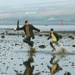 Gerard Butler con Jack McElhone in una scena di Dear Frankie