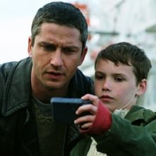 Gerard Butler e Jack McElhone in una scena di Dear Frankie