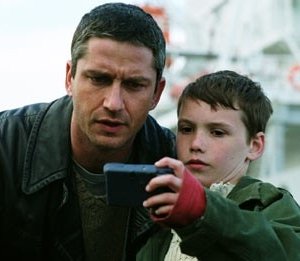Gerard Butler e Jack McElhone in una scena di Dear Frankie