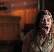 Laura Linney in una scena di The Exorcism of Emily Rose