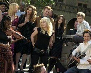 Lauren Mayhew, Rebecca De Mornay, Rita Wilson, David Keith, Kat Dennings, Johnny K. Lewis, Oliver james e Hilary Duff in una scena di Nata per vincere