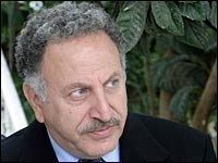 Makram J Khoury in una scena de La sposa siriana