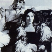 Marlene Dietrich accanto a Gary Cooper in una scena di Marocco