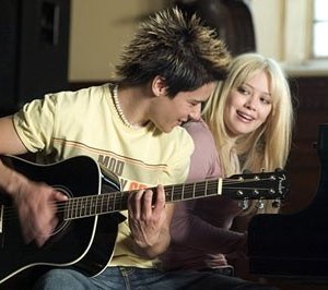 Oliver James e Hilary Duff in una scena di Nata per vincere