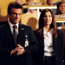 Catherine Keener e Sean Penn in una scena del film The Interpreter