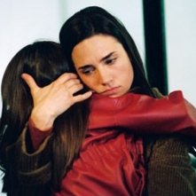 Jennifer Connelly abbraccia la bimba che interpreta sua figlia in una scena di Dark Water
