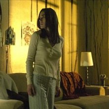 Jennifer Connelly in una scena della ghost-story Dark Water