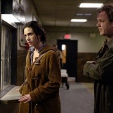John C. Reilly e Jennifer Connelly in una scena di Dark Water