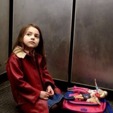 La piccola Ariel Gade in una scena di Dark Water