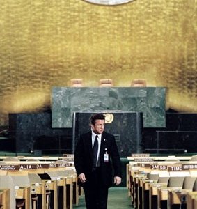 Sean Penn in una scena del film The Interpreter