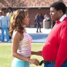 Dania Ramirez e Kenan Thompson in una scena di Fat Albert
