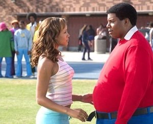 Dania Ramirez e Kenan Thompson in una scena di Fat Albert