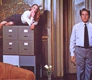 Renato Pozzetto ed Elenonora Giorgi in una scena di Mia moglie è una strega