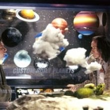 Martin Freeman e Bill Nighy in una scena di Guida galattica per autostoppisti