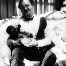 Emil Jannings e Savage in una scena de L'angelo azzurro: Savage era il bambolotto portafortuna di Marlene Dietrich ed è apparso spesso nei film che l'attrice ha fatto con Von Sternberg.