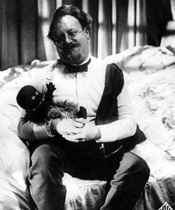 Emil Jannings e Savage in una scena de L'angelo azzurro: Savage era il bambolotto portafortuna di Marlene Dietrich ed è apparso spesso nei film che l'attrice ha fatto con Von Sternberg.