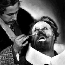 Josef von Sternberg trucca l'attore Emil Jannings sul set de L'angelo azzurro