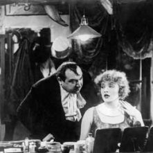 Marlene Dietrich insieme Kurt Gerron in una scena de L'angelo azzurro