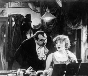 Marlene Dietrich insieme Kurt Gerron in una scena de L'angelo azzurro