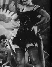 Marlene Dietrich è Lola-Lola nel film L'angelo azzurro