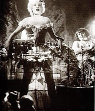 Marlene Dietrich si esibisce come Lola-Lola ne L'angelo azzurro