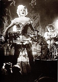 Marlene Dietrich si esibisce come Lola-Lola ne L'angelo azzurro