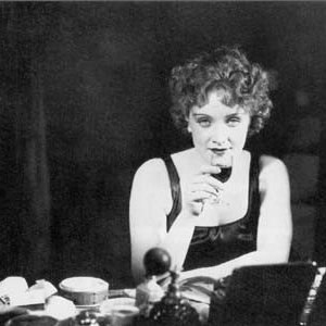 Marlene Dietrich in una scena de L'angelo azzurro