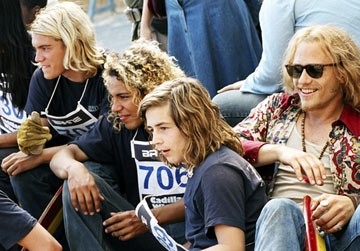 Michael Angarano, Emile Hirsch, Victor Rasuk ed Heath Ledger in una scena di Lords of Dogtown