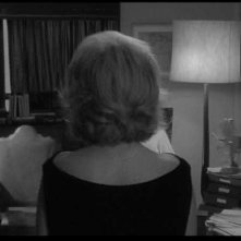 Monica Vitti di spalle in una scena de L'ECLISSE