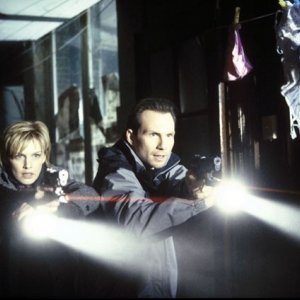 Christian Slater e Kathryn Morris in una scena di Nella mente del serial killer