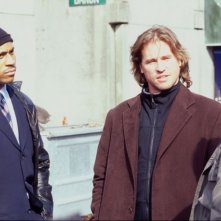 LL Cool J e Val Kilmer in una scena del film Nella mente del serial killer