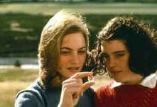 Melanie Lynskey con Kate Winslet in una scena di Creature del cielo