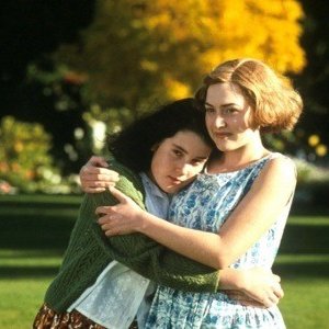 Melanie Lynskey e Kate Winslet in una scena del dramma Creature del cielo