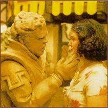 Melanie Lynskey in una sequenza di Creature del cielo