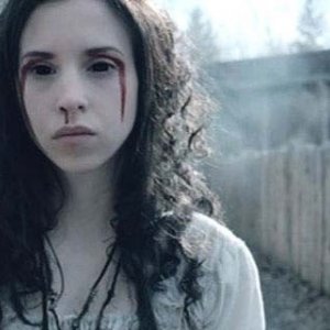 Elizabeth Perkins in una scena di Licantropia