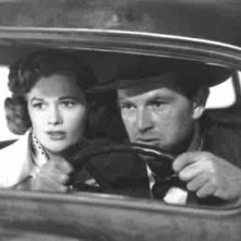 Jean Hagen (Doll) e Sterling Hayden (Dix) in fuga