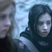 Katharine Isabelle ed Emily Perkins in una scena di Licantropia