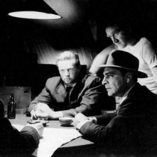 Riedenschneider (Sam Jaffe) impartisce istruzioni a Dix (Sterling Hayden), Louis (Anthony Caruso) e Gus (James Whitmore)