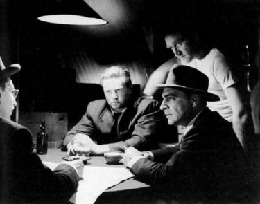 Riedenschneider (Sam Jaffe) impartisce istruzioni a Dix (Sterling Hayden), Louis (Anthony Caruso) e Gus (James Whitmore)